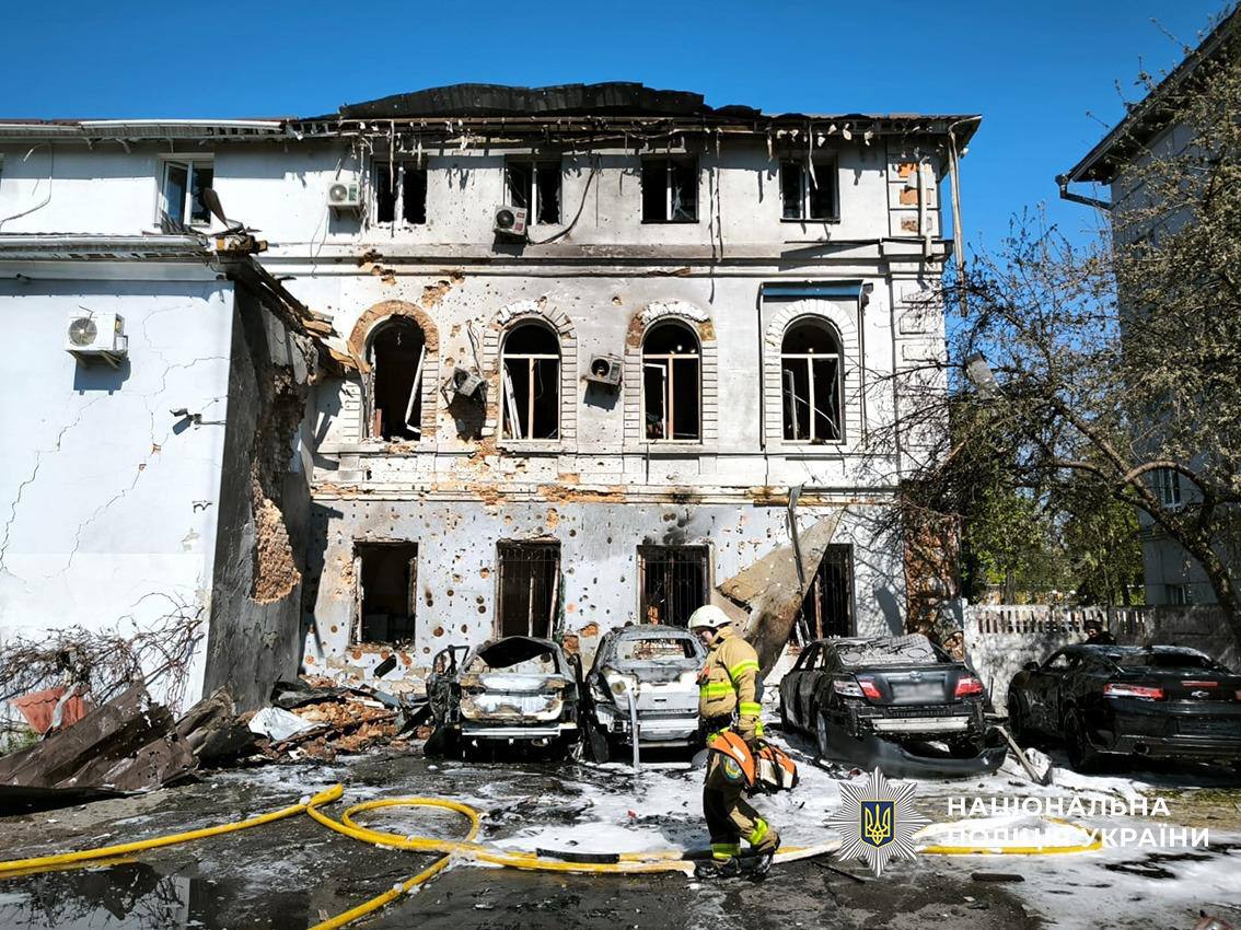 Ворожий удар дрона по центру Чернігова