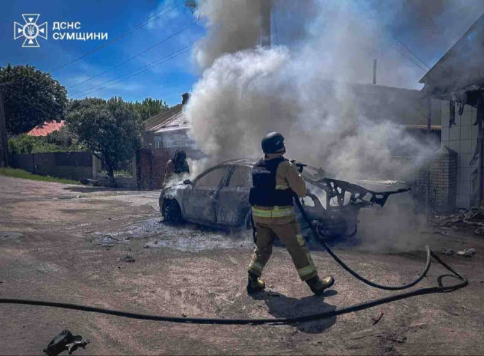 Ворожий удар по Білопіллю: рятувальники гасили палаючу автівку та евакуйовували …