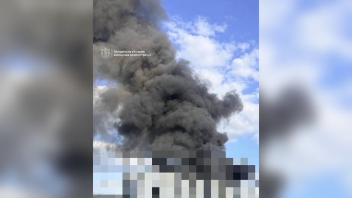 Ворожий удар по Запоріжжю: над містом здійнявся великий стовп диму