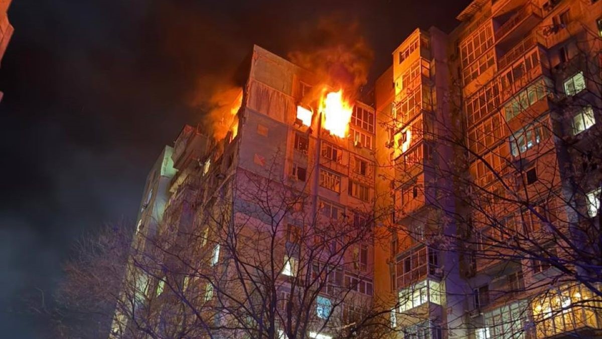 Ворожі ударні дрони влучили в багатоповерхівки та порт в Одесі