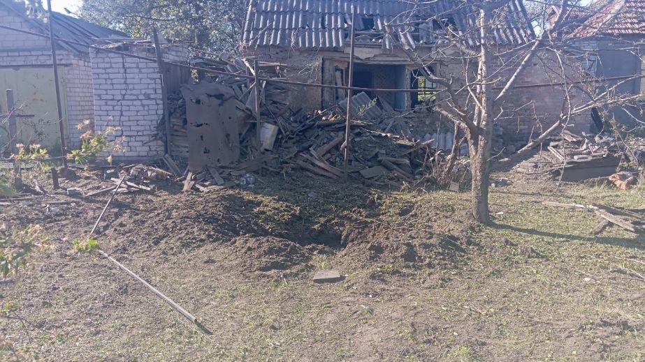 Вирва посеред двору: екологи показали наслідки "прильоту" в Запоріжжі