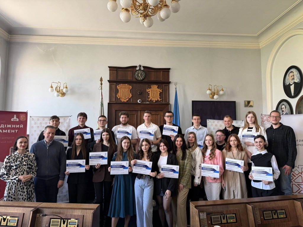 Восьму хвилю стажування в Чернівецькій міській раді успішно завершив 21 …