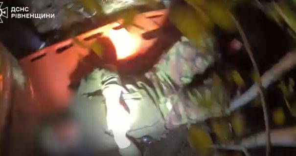 Впав у кар'єр глибиною 15 метрів: на Рівненщині врятували чоловіка