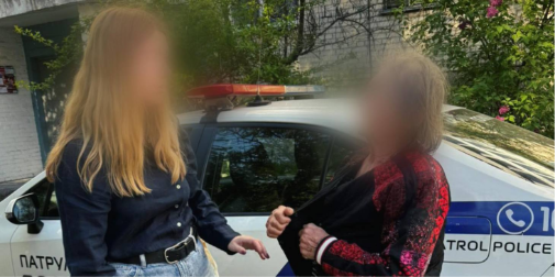 Впала посеред вулиці: у Луцьку поліція допомогла пенсіонерці з втратою …