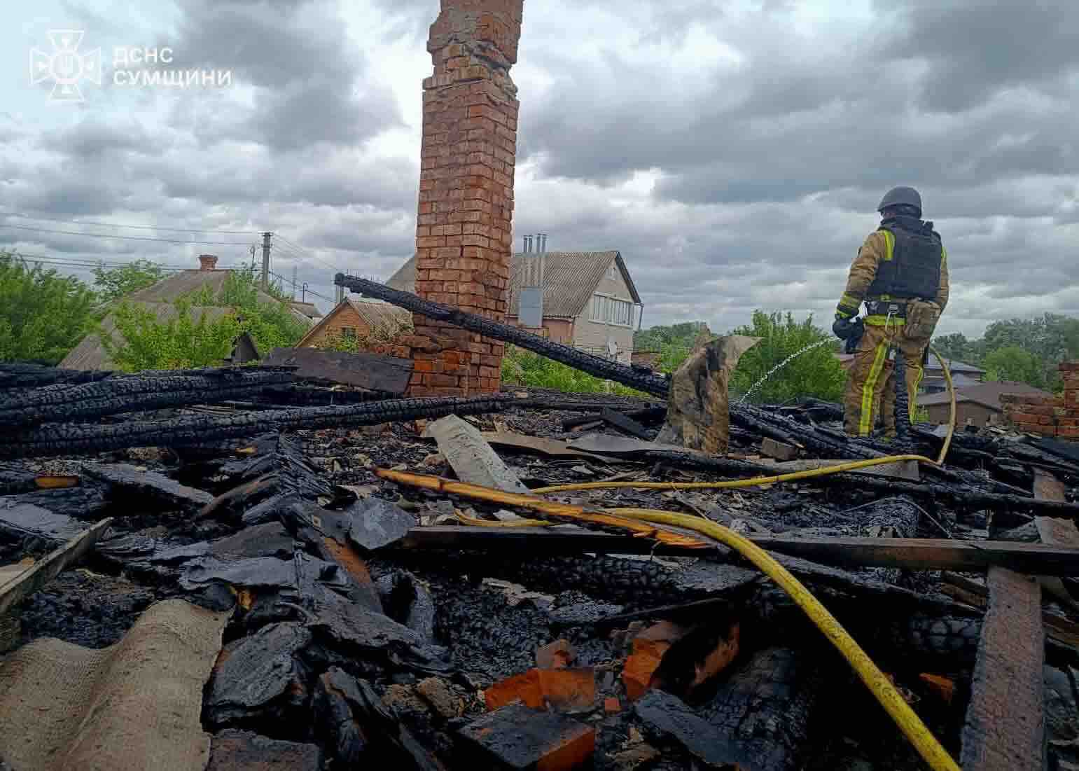 Вранці РФ вдарила по житловому сектору Сум: спалахнув будинок