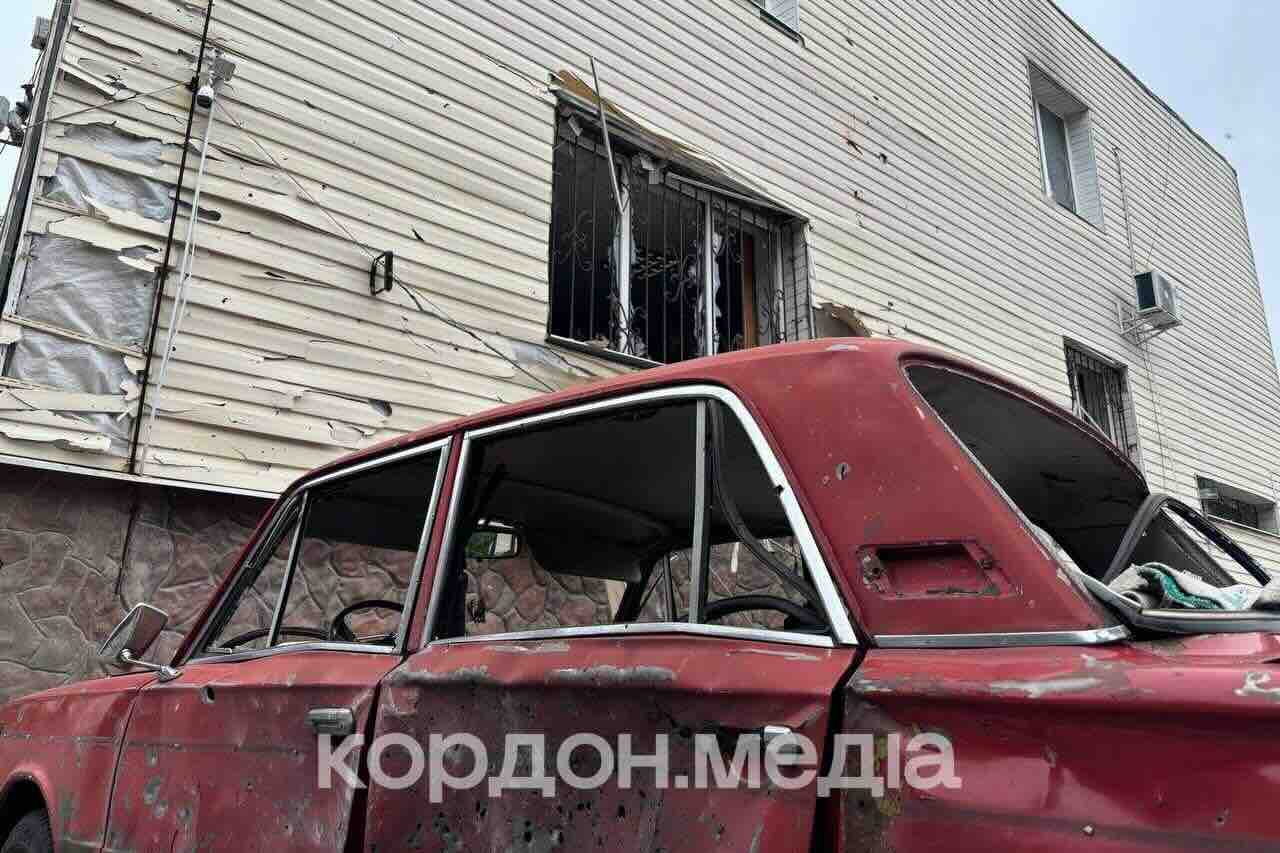 Вранці дрони РФ атакували Суми: пошкоджений магазин і автомобіль