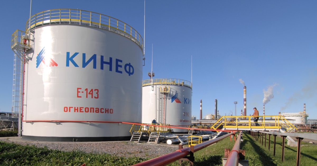 Второй по объемам переработки в России НПЗ "Киришинефтеоргсинтез" приостановил работу …