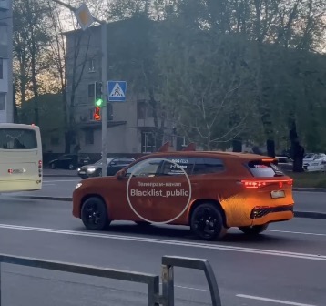 Вулицями Житомира їздить незвичний плюшевий електромобіль Volkswagen ID.4. ВІДЕО