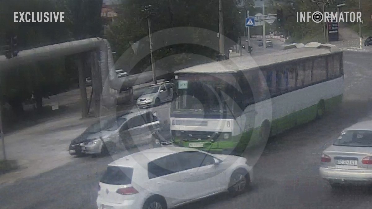 Відео моменту: у Дніпрі на Космічній автобус на швидкості протаранив …