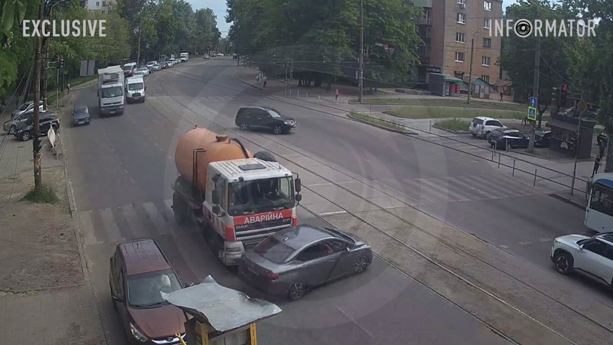 Відео моменту: у Дніпрі на проспекті Хмельницького вантажівка DAF розвернула …