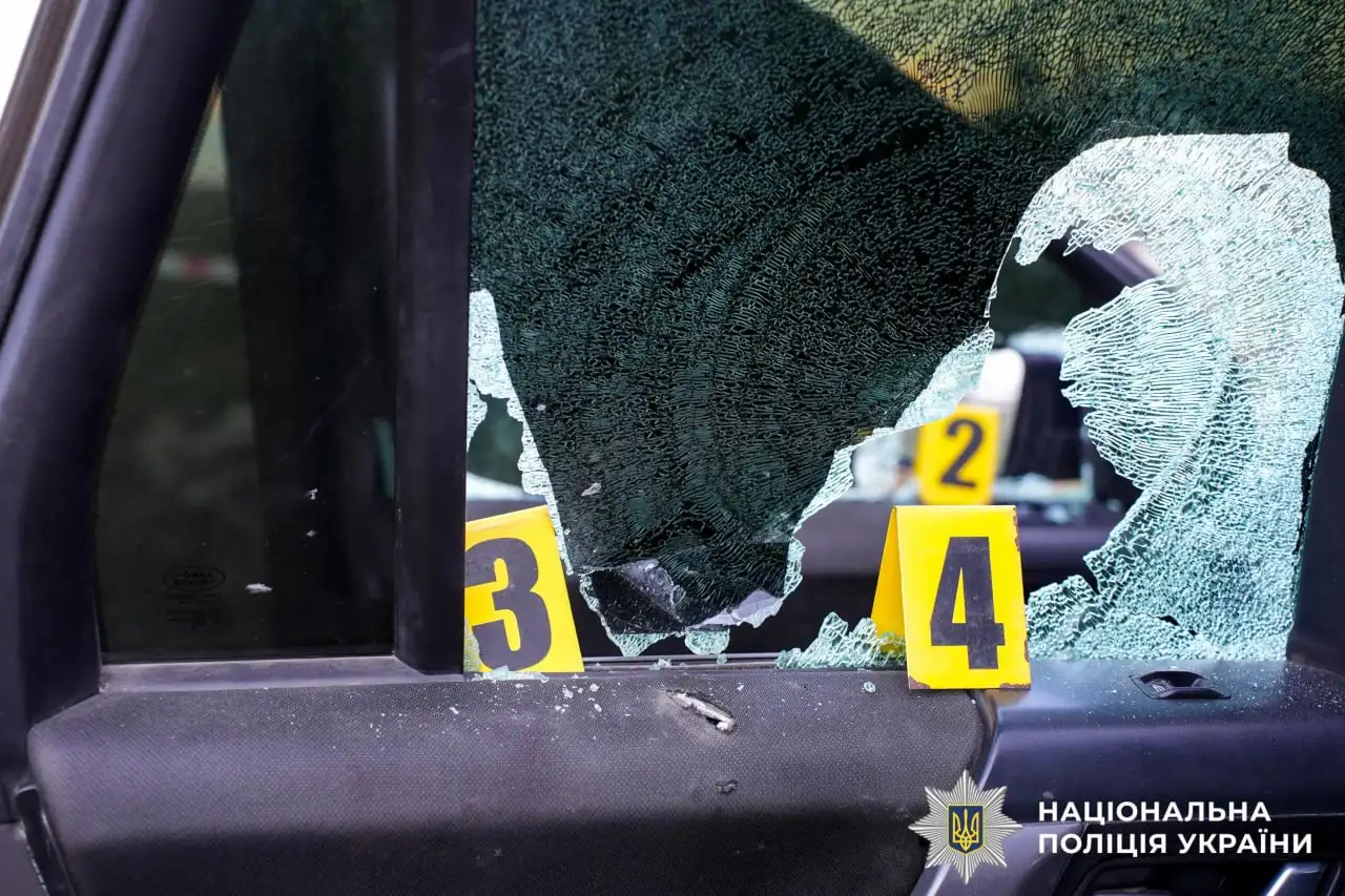 Відкрив вогонь по військових і поліцейському: чоловіка оголосили у розшук …