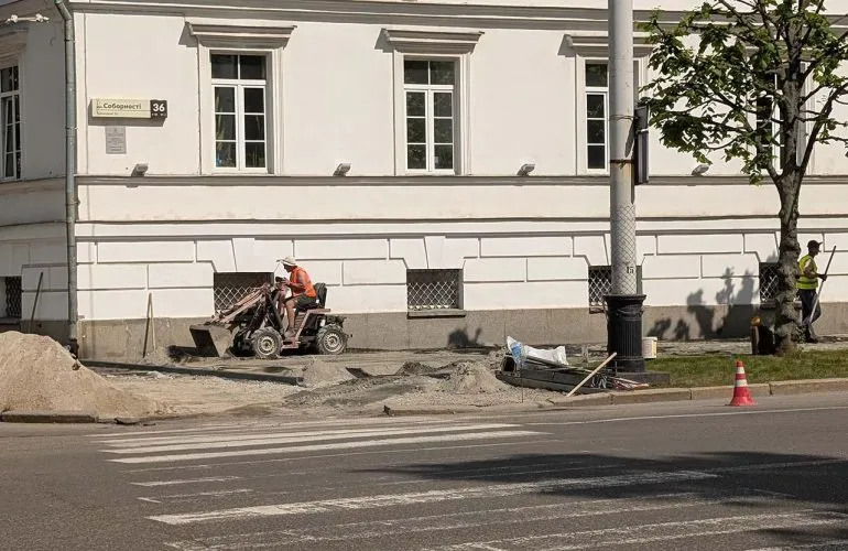 У Полтаві відновили будівництво безбар’єрного маршруту