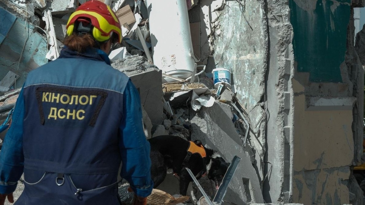 У Києві завершили пошуково-рятувальну операцію після удару РФ - загинули …
