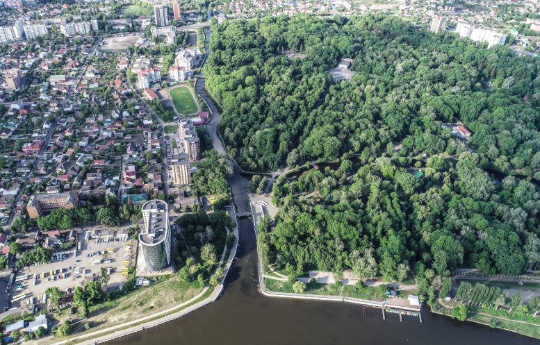 Від Комсомольського до парку імені Михайла Чекмана: історія головного парку …