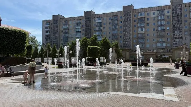 Від сьогодні на центральній площі Ірпеня знову працюють фонтани