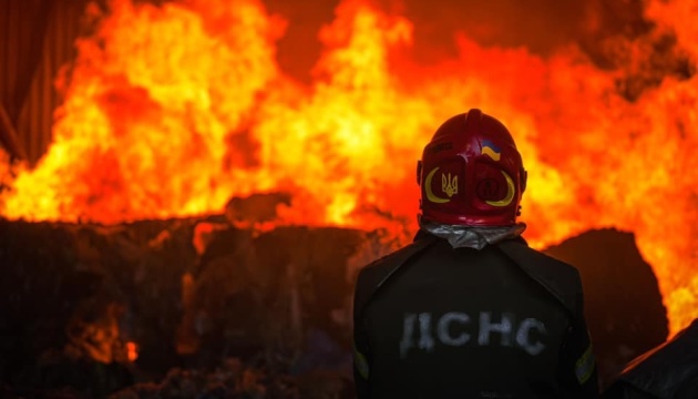 У Дніпрі через атаку російських дронів поранена жінка, спалахнули пожежі