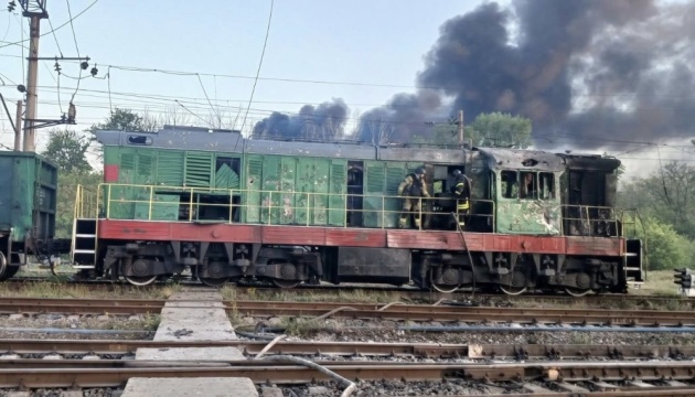 Війська РФ ударили по залізниці на Дніпропетровщині: поранений машиніст, пошкоджені …