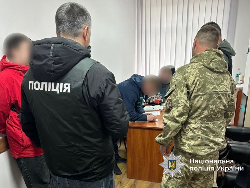 Військовослужбовця ТЦК з Вінниці затримали на вимаганні щомісячної плати за …