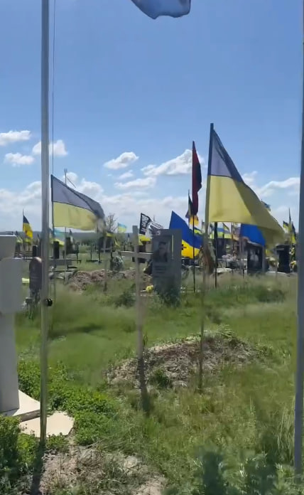 «Військові могили — дзеркало народу»: ветеранка ЗСУ підняла питання про …