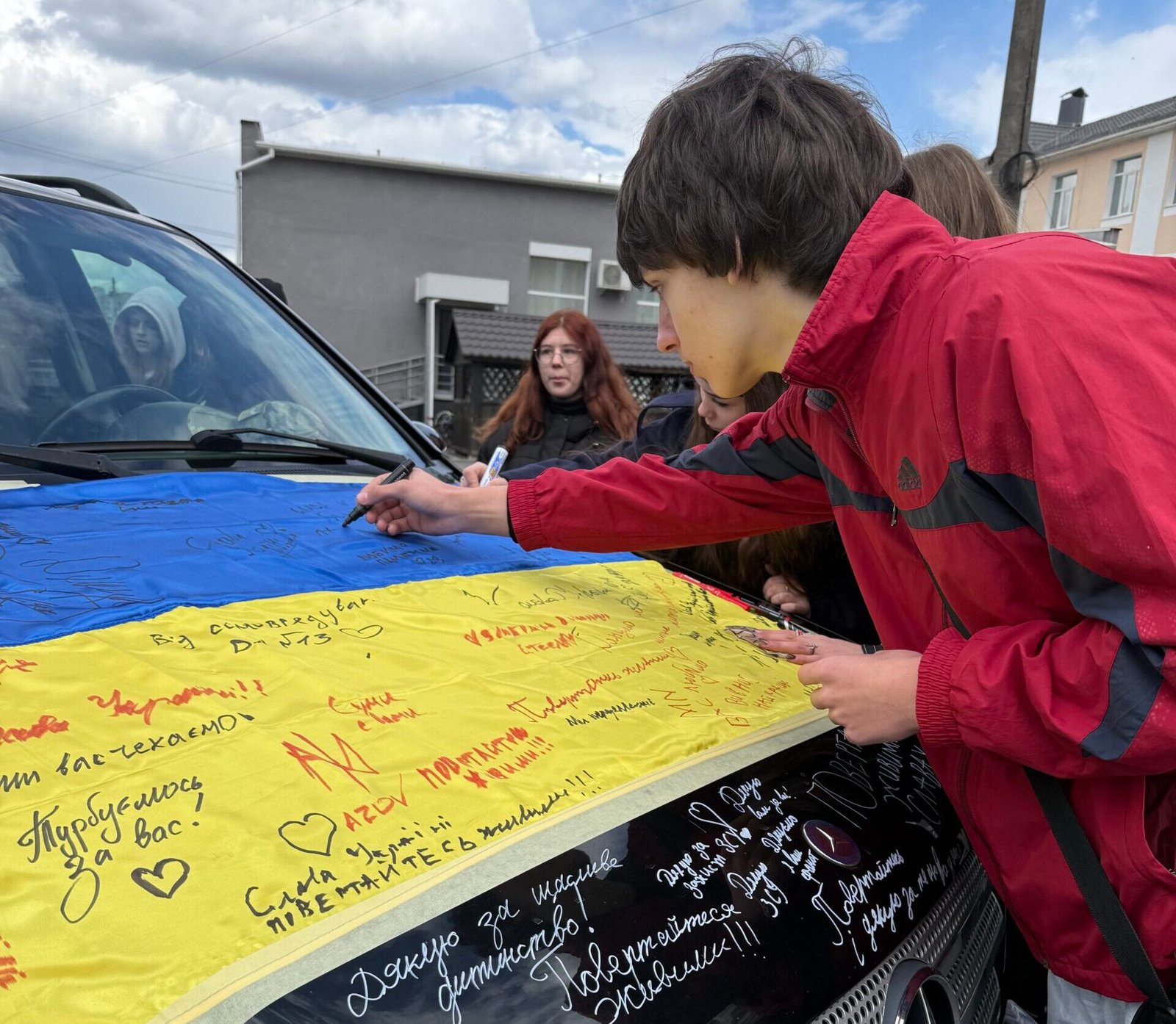 Mercedes для фронту: шкільна родина Вінницького ліцею №13 передала автомобіль …