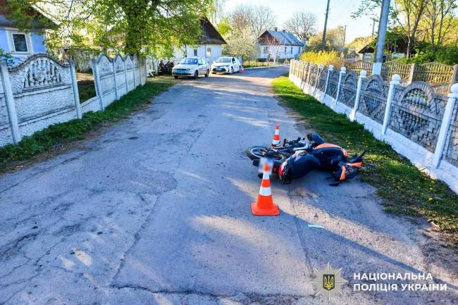 В`їхав у бетонну огорожу: на Дубенщині травмувалися мотоцикліст і його …