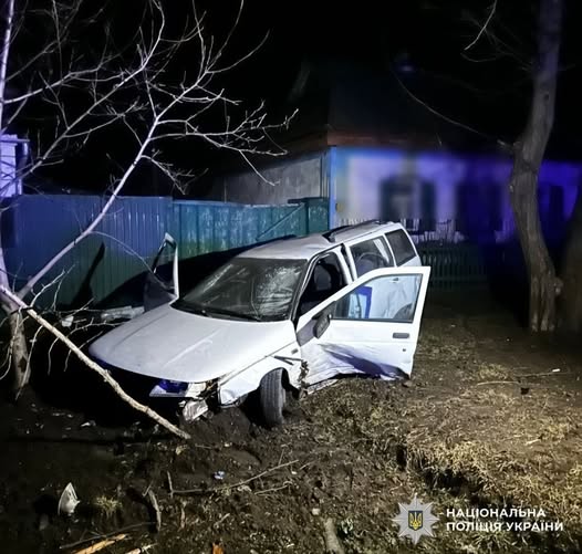 В’їхав у дерево водій у Новомиргороді: чоловіка госпіталізували