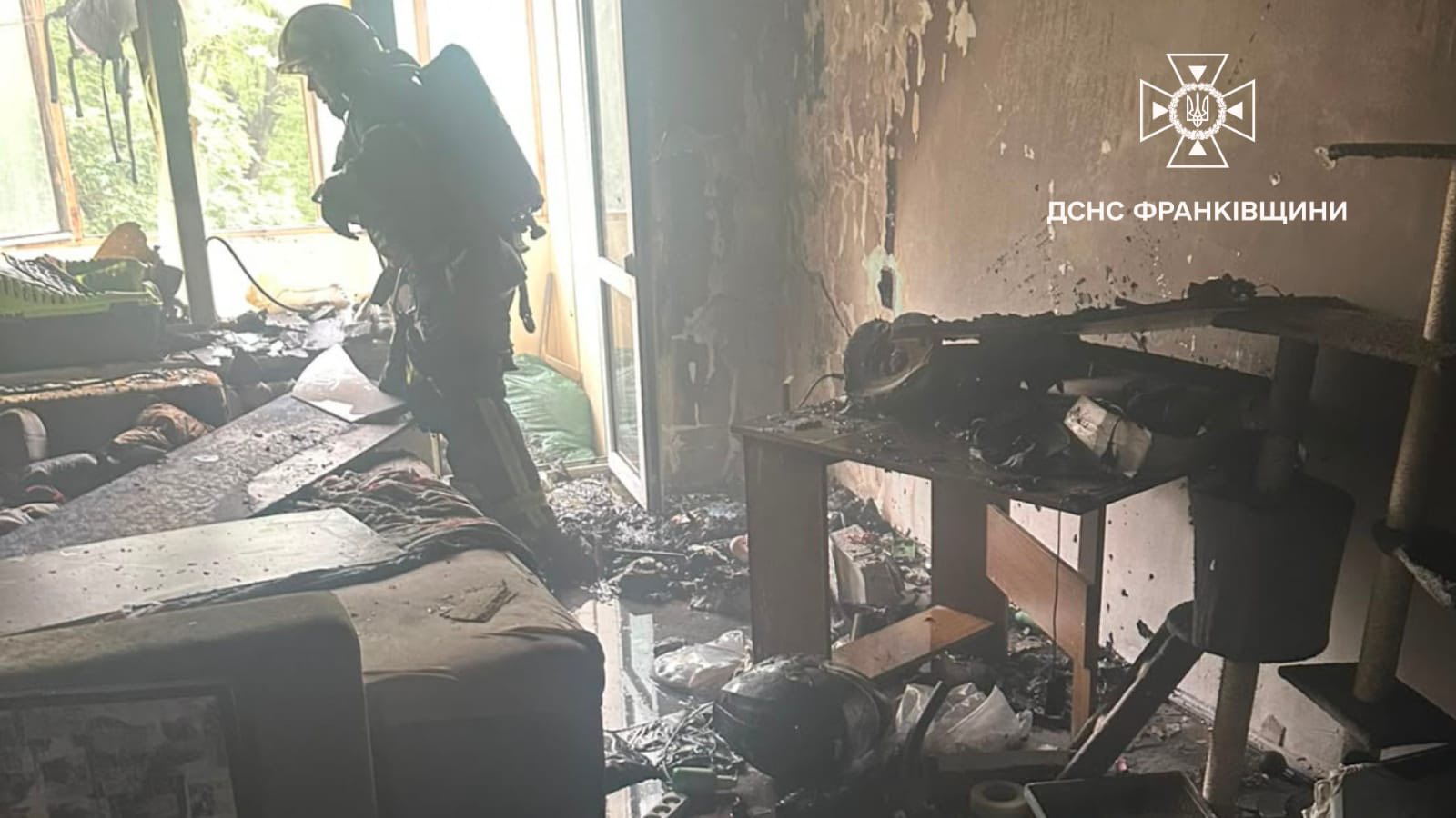В Івано-Франківську вогнеборці під час пожежі у багатоповерхівці врятували жінку