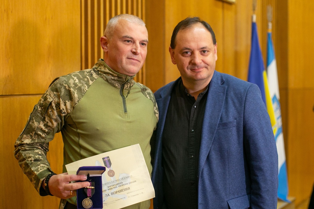 В Івано-Франківську військовому Віталію Боднару передали відзнаку Міністра оборони «За …