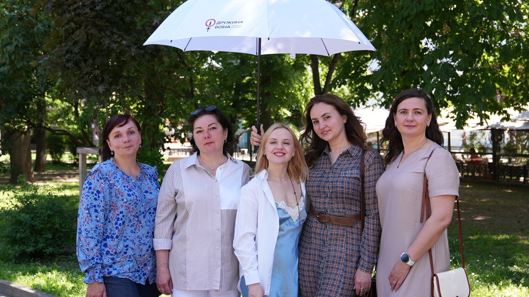В Івано-Франківську дружини військових представлять виставу-рефлексію «ПарасолЯ»