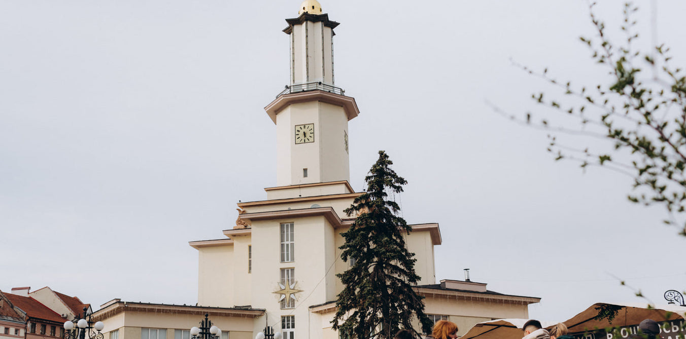 В Івано-Франківську зростає кількість транспорту: не вистачає місць для паркування …