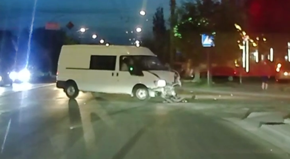 В Івано-Франківську зіткнулися Ford Transit і Nissan X-Trail: є травмовані