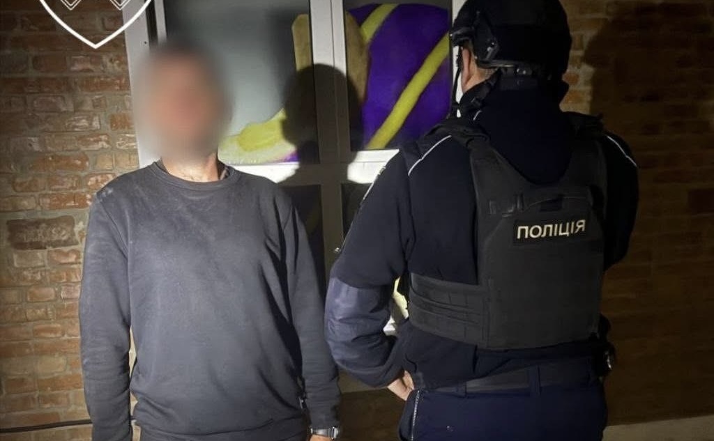 В Івано-Франківську правоохоронці затримали чоловіка за незаконне проникнення до магазину