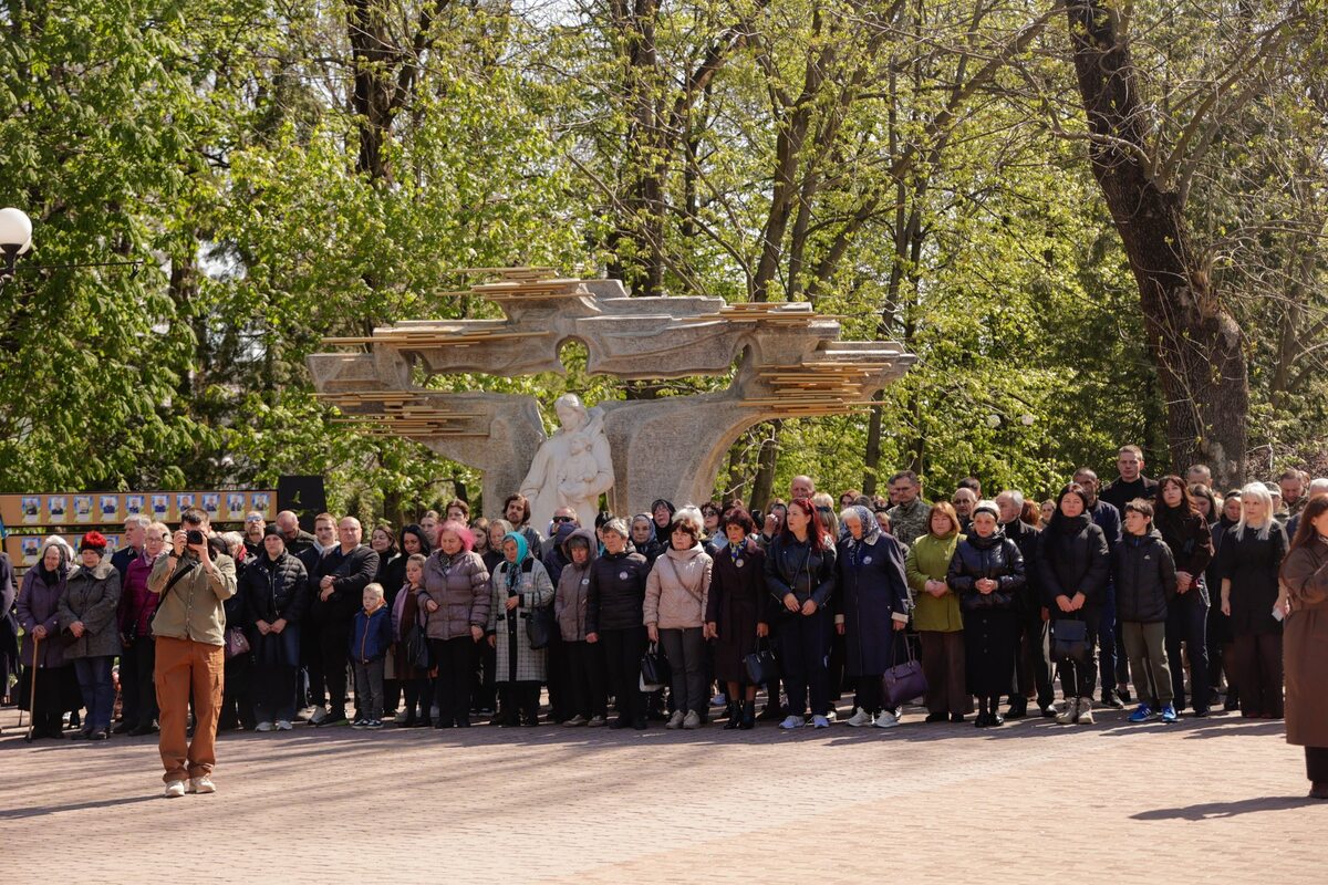 В Івано-Франківську провели “Дзвін пам’яті”: родинам полеглих воїнів вручили нагороди …