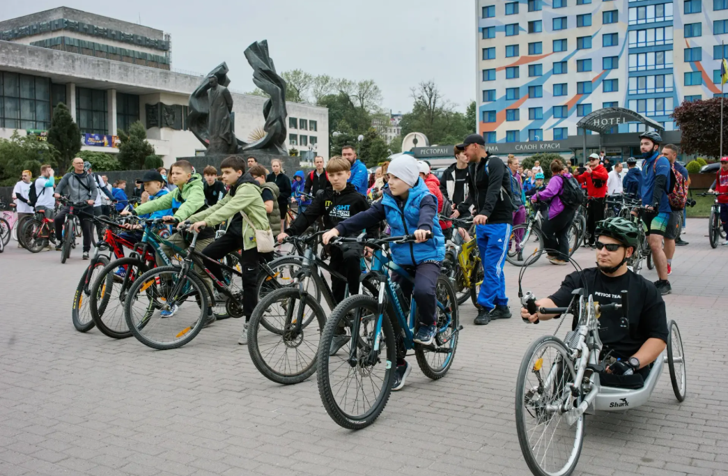 В Івано-Франківську сотні велосипедистів долучилися до велопробігу з нагоди Дня …