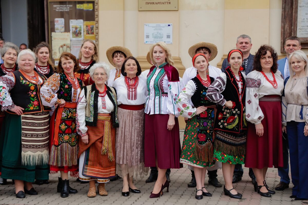 В Івано-Франківську у День вишиванки провели мистецьке дійство (фоторепортаж)