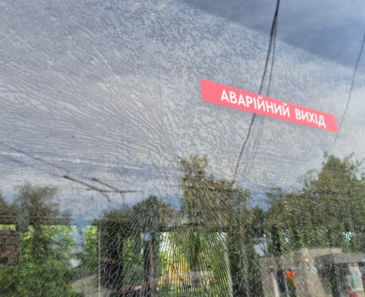 В Івано-Франківську шукають винуватців, які пошкодили комунальний транспорт