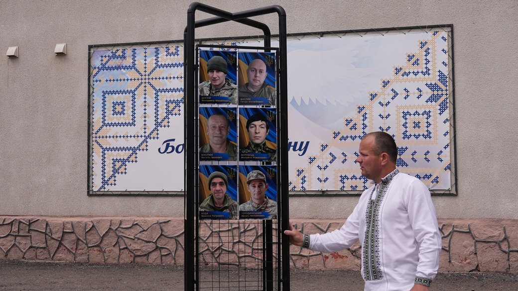 В Івано-Франківській області встановили меморіал із фотографіями зниклих та полонених …