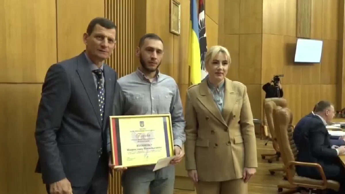 В Івано-Франківській області відзначили чоловіка, який врятував двох дітей під …