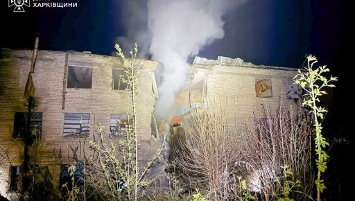 Пожежі та руйнування: з’явилися кадри після нічного обстрілу Ізюма на …