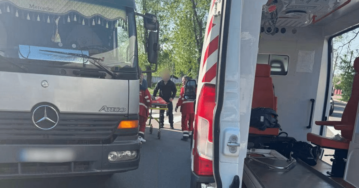 В Ірпені вантажівка збила 8-річну дівчинку на переході: дитина померла …