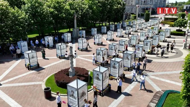 В Ірпені на портретах полеглих Героїв зав’язали вишиті стрічки (відео)
