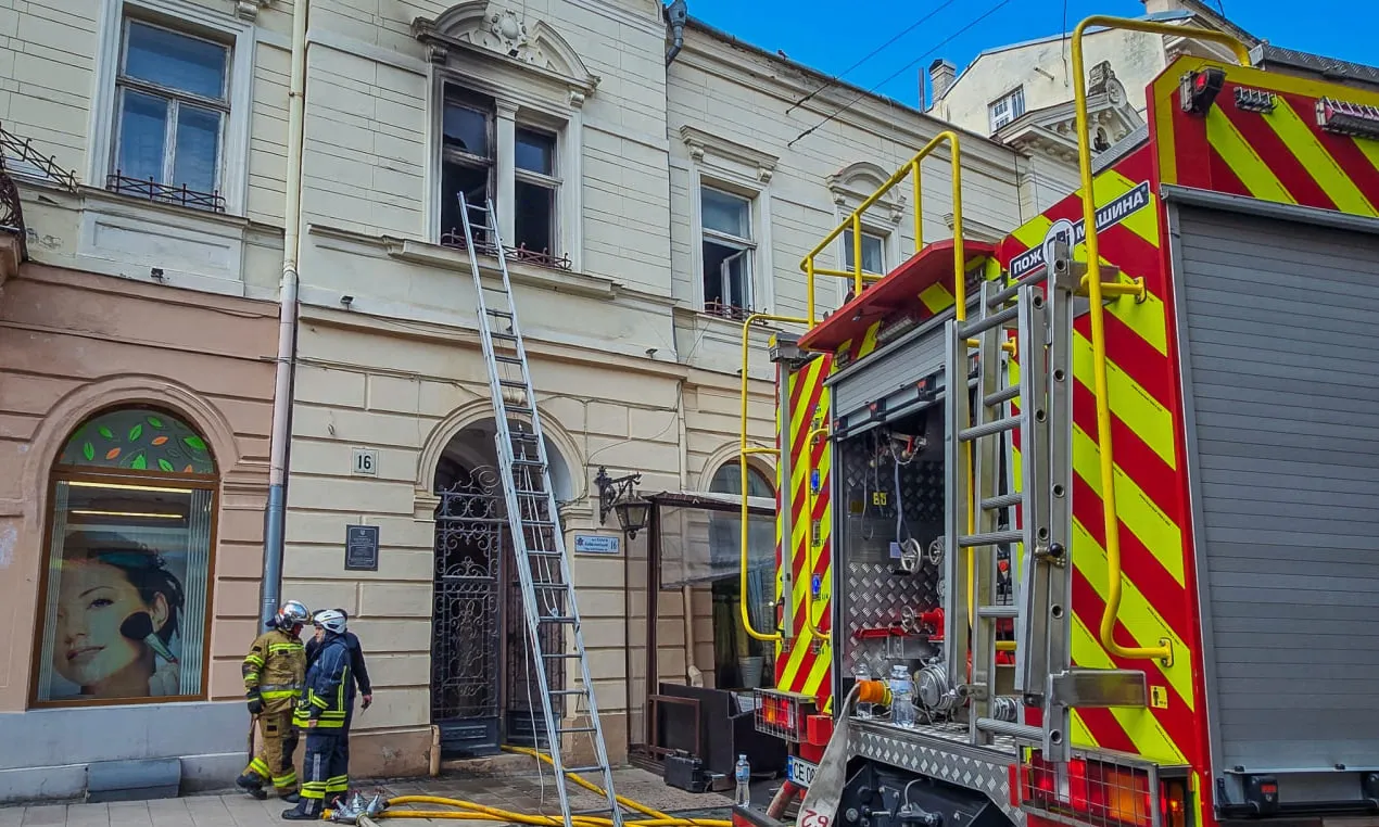 В ДСНС розповіли про причини пожежі в центрі Чернівців