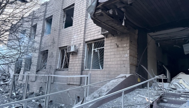 В Києві внаслідок нападу РФ постраждала адміністративна будівля Державної міграційної …