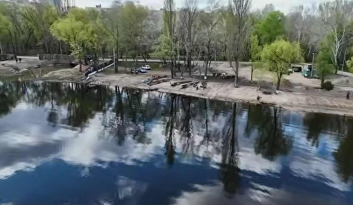 В Києві звільнили затоку Наталка на Оболоні від нелегальних плавзасобів