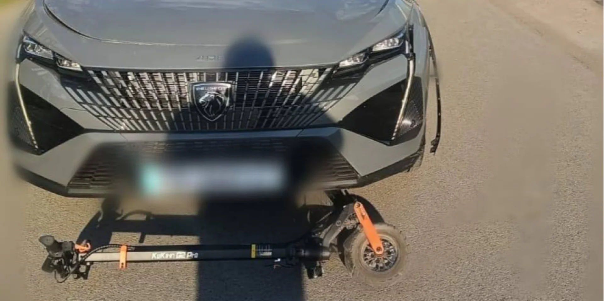 В Київській області водій Peugeot на перехресті збив електросамокат з …