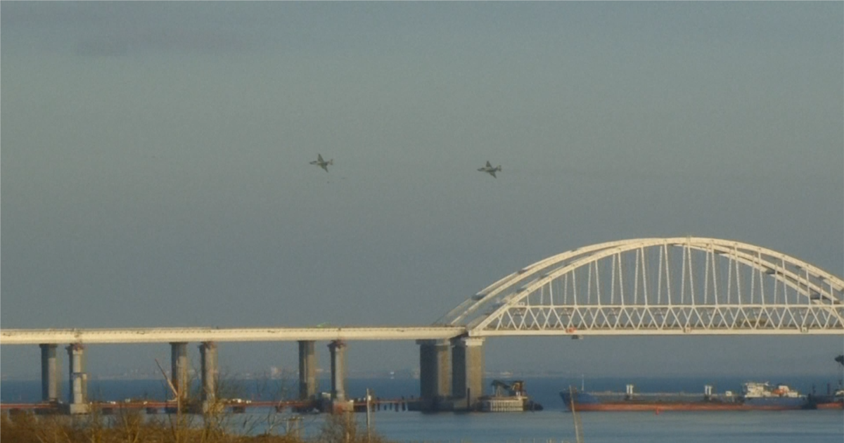 В Крыму ночью раздавались сильные взрывы, Керченский мост перекрыт для …