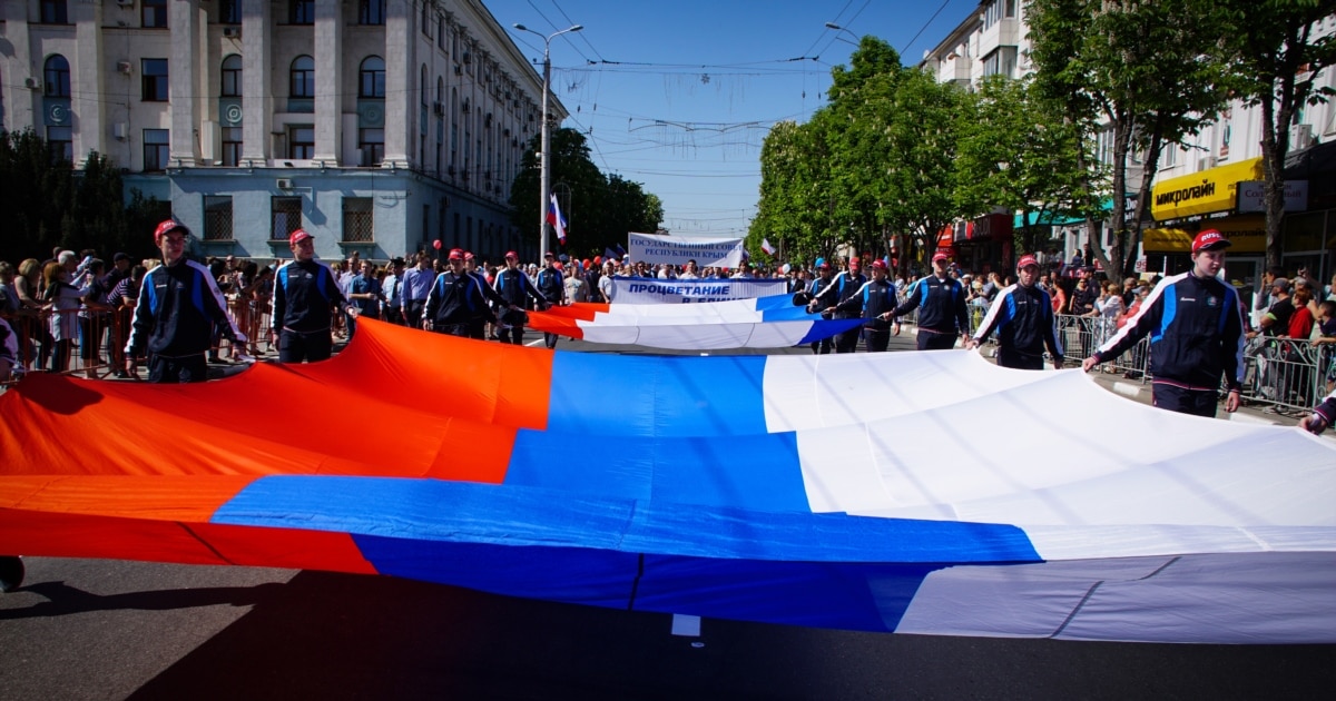 В Крыму отказались разворачивать флаг России на 9 мая из-за …
