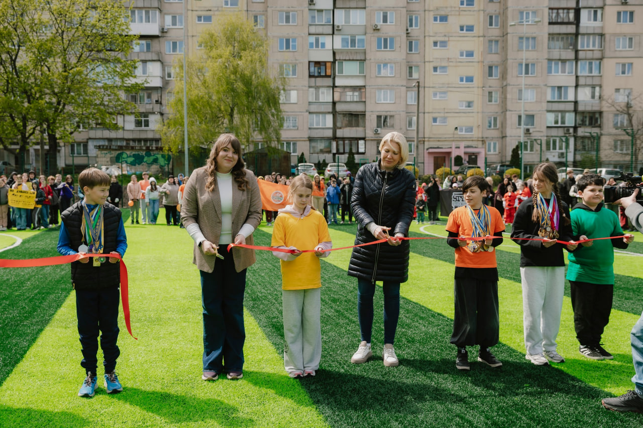 В Оболонському районі Києва облаштували сучасне футбольне поле для учнів …
