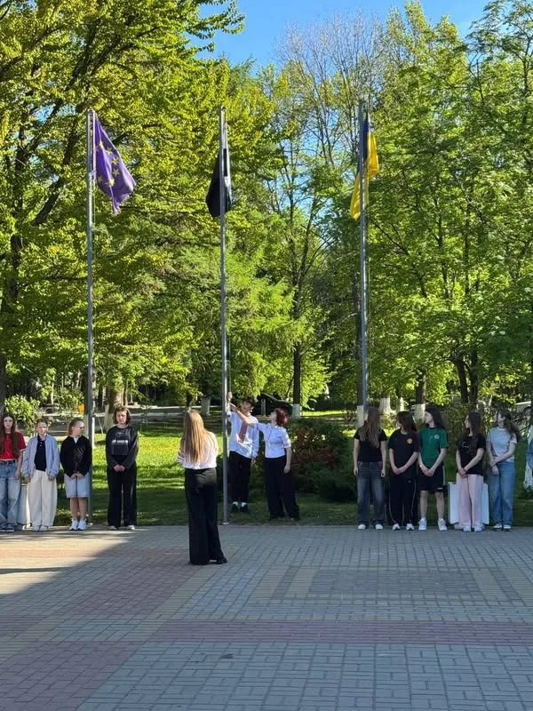 В Оброшині підняли Прапор Надії на честь захисників