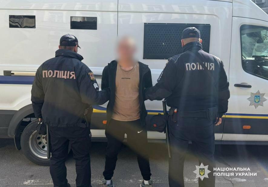 В Одесі банда чоловіків грабувала людей просто на вулицях, - …